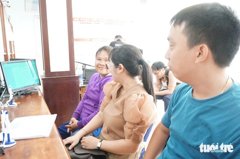 Ngày vui nhất đời của người mẹ Xtiêng đơn thân và 4 con thơ- Ảnh 3. Chị Miệp cười vui với hai ân nhân của mình - Ảnh: ĐOÀN CƯỜNG