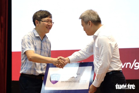 Đại học đầu tiên ở Việt Nam đào tạo GenAI- Ảnh 2. TS Đinh Viết Sang (trái) nhận chứng nhận Microsoft Learn for Educators của đại diện Microsoft - Ảnh: NGUYÊN BẢO
