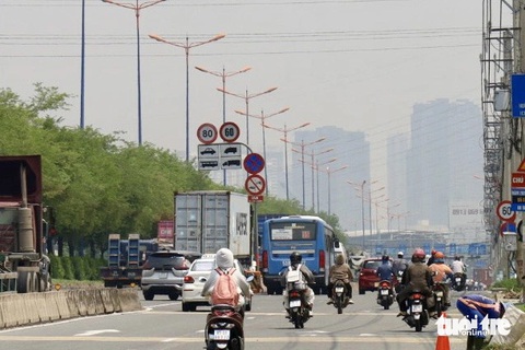 Vì sao bầu trời TP.HCM mù mịt giữa trưa?- Ảnh 3. Bầu trời ghi nhận tại TP Thủ Đức mịt mù, hạn chế tầm nhìn xa - Ảnh: NGỌC QUÝ