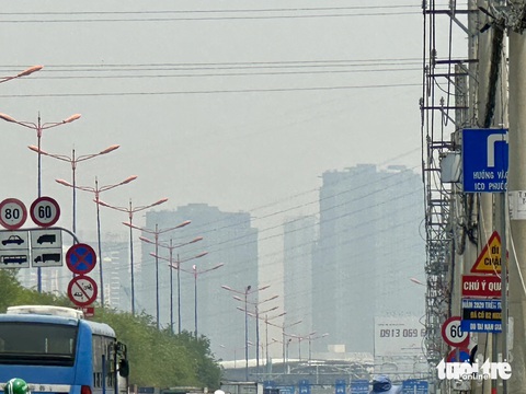Vì sao bầu trời TP.HCM mù mịt giữa trưa?- Ảnh 6. TP như bị bao phủ bởi lớp sương dày - Ảnh: NGỌC QUÝ
