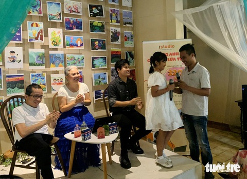 Lần đầu tiên cặp cha con nói lời yêu thương với nhau - Ảnh: HOÀI PHƯƠNG Lần đầu tiên cặp cha con nói lời yêu thương với nhau - Ảnh: HOÀI PHƯƠNG