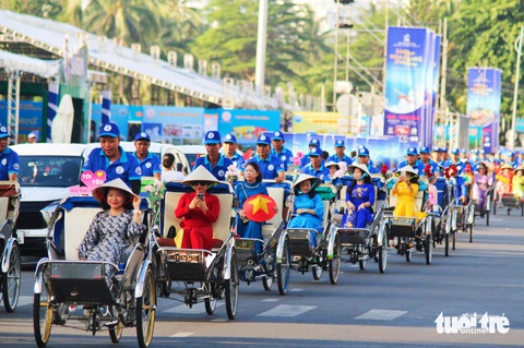 Đoàn người diễu hành trong những tà áo dài thướt tha, đầy màu sắc - Ảnh: TRẦN HOÀI Đoàn người diễu hành trong những tà áo dài thướt tha, đầy màu sắc - Ảnh: TRẦN HOÀI