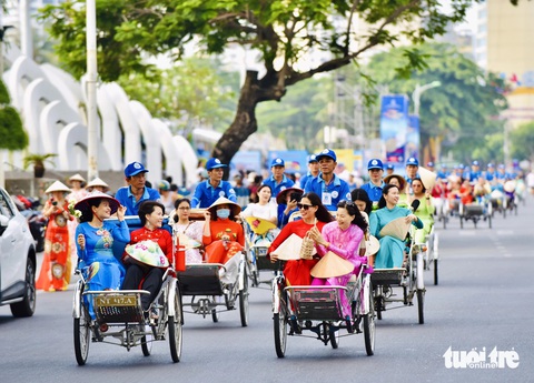 Đoàn diễu hành khiến không khí đường phố Nha Trang thêm màu sắc Đoàn diễu hành khiến không khí đường phố Nha Trang thêm màu sắc