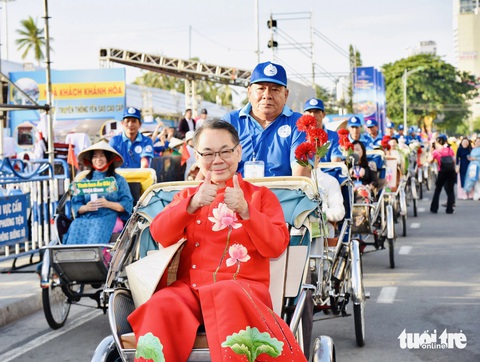 Một số đại biểu nước ngoài mặc trang phục áo dài tham gia diễu hành Một số đại biểu nước ngoài mặc trang phục áo dài tham gia diễu hành