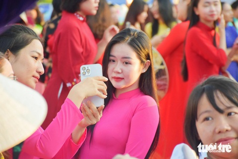 Nhiều bạn trẻ lưu lại những hình ảnh kỷ niệm tại chương trình Nhiều bạn trẻ lưu lại những hình ảnh kỷ niệm tại chương trình