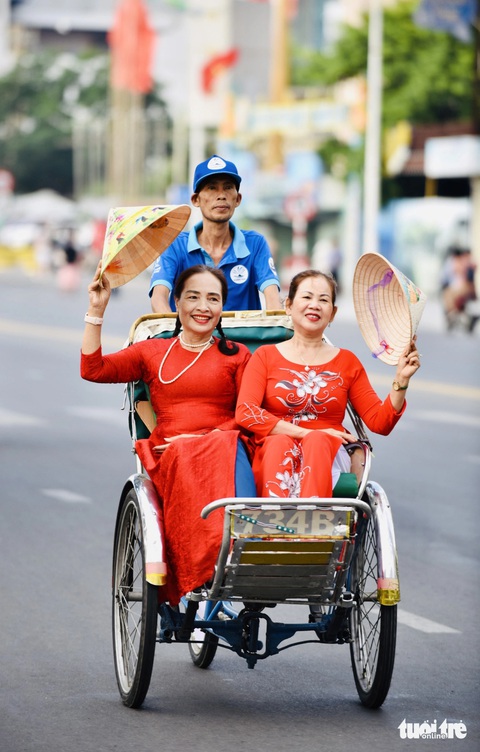 Phụ nữ Nha Trang trong trang phục áo dài, nón lá đẹp mắt Phụ nữ Nha Trang trong trang phục áo dài, nón lá đẹp mắt