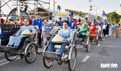 Nhiều đại biểu là nam cũng mặc áo dài tham gia diều hành Nhiều đại biểu là nam cũng mặc áo dài tham gia diễu hành
