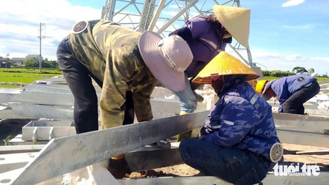 Thần tốc làm đường dây 500kV đưa điện ra Bắc - Kỳ 4: Nhường ruộng, góp công đưa điện ra Bắc- Ảnh 1. Nhóm nữ công nhân địa phương làm việc trên công trường - Ảnh: B.D.