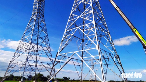 Thần tốc làm đường dây 500kV đưa điện ra Bắc - Kỳ 4: Nhường ruộng, góp công đưa điện ra Bắc- Ảnh 3. Vị trí cột 171 qua Cẩm Mỹ, nơi có nhóm công nhân địa phương lao động trên công trường - Ảnh: LÊ MINH