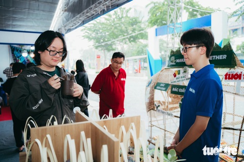 Rộn ràng mang rác đổi quà cùng Việt Nam Xanh tại Lễ hội Không tiền mặt- Ảnh 3. Bạn trẻ đổi rác lấy quà tại gian hàng Việt Nam Xanh trong khuôn khổ Lễ hội Không tiền mặt - Ảnh: THANH HIỆP