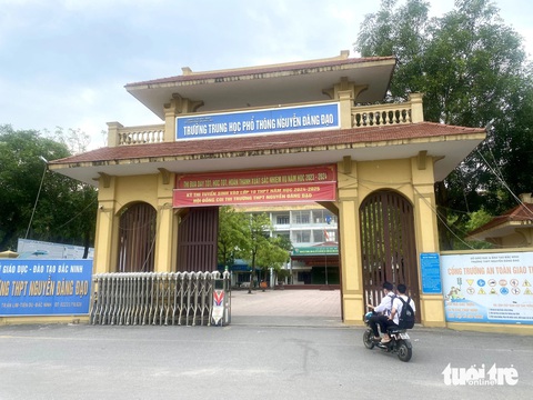 Sau giám thị bị tố chụp bài thi ở nhà vệ sinh, học sinh tố trường thu ‘tiền chống trượt’- Ảnh 1. Trường THPT Nguyễn Đăng Đạo, huyện Tiên Du, tỉnh Bắc Ninh - Ảnh: NGUYÊN BẢO