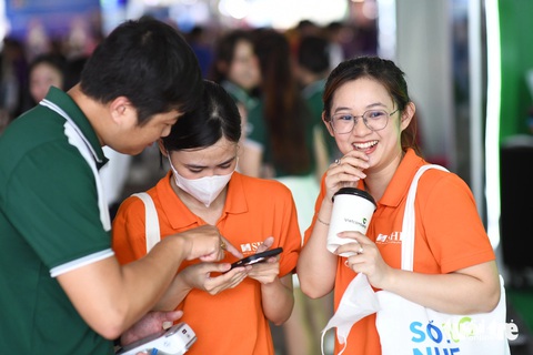 Cà phê ‘một chạm’ của Vietcombank hút khách tại phố đi bộ Nguyễn Huệ- Ảnh 3. Nhiều bạn trẻ trải nghiệm