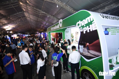 Cà phê ‘một chạm’ của Vietcombank hút khách tại phố đi bộ Nguyễn Huệ- Ảnh 4. Không gian trải nghiệm với mô hình chuyến xe của Vietcombank hút khách - Ảnh: QUANG ĐỊNH