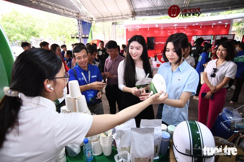 Cà phê ‘một chạm’ của Vietcombank hút khách tại phố đi bộ Nguyễn Huệ- Ảnh 5. Không gian của Vietcombank luôn thu hút đông đảo người dân đến trải nghiệm - ẢNH: QUANG ĐỊNH