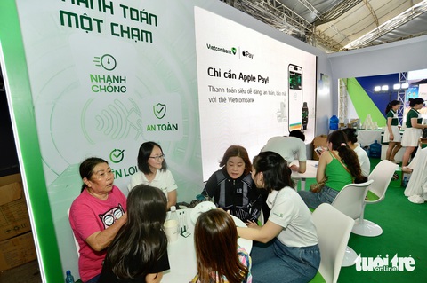 Cà phê ‘một chạm’ của Vietcombank hút khách tại phố đi bộ Nguyễn Huệ- Ảnh 6. Nhiều người dân tham gia lễ hội đến mở thẻ tại Vietcombank - Ảnh: QUANG ĐỊNH