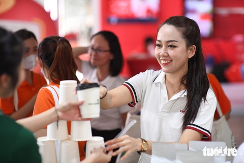 Cà phê ‘một chạm’ của Vietcombank hút khách tại phố đi bộ Nguyễn Huệ- Ảnh 7. Những ly cà phê