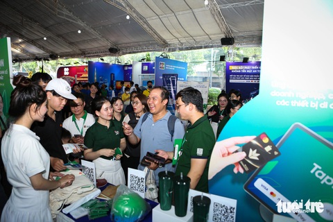 Đến không gian của VPBank ở Lễ hội Không tiền mặt 2024: Ai cũng vui vẻ có thẻ, có quà mang về- Ảnh 1. Đông đảo người dân đến trải nghiệm các dịch vụ tại không gian trải nghiệm của VPBank - Ảnh: PHƯƠNG QUYÊN