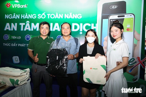 Đến không gian của VPBank ở Lễ hội Không tiền mặt 2024: Ai cũng vui vẻ có thẻ, có quà mang về- Ảnh 3. Người dân nhận các phần quà của VPBank - Ảnh: PHƯƠNG QUYÊN