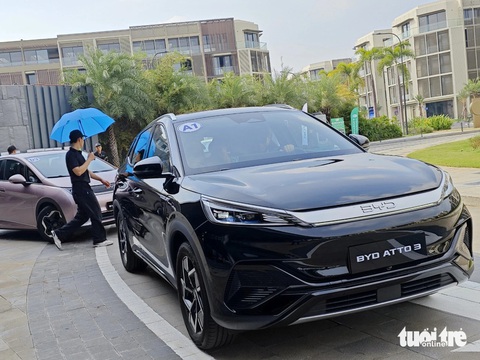 Ô tô điện Trung Quốc rầm rộ trình làng khách Việt, bỏ qua phát triển trạm sạc- Ảnh 1. BYD rầm rộ tổ chức lái thử tại Việt Nam cho ba mẫu xe điện, nhưng chưa có giá bán chính thức - Ảnh: CÔNG TRUNG