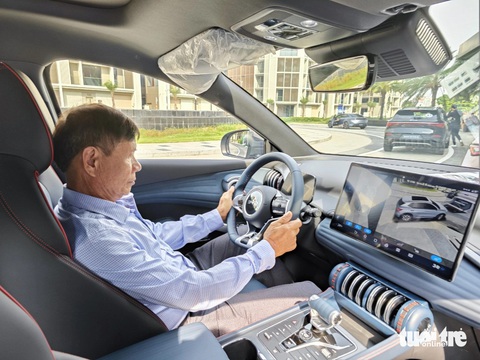 Ô tô điện Trung Quốc rầm rộ trình làng khách Việt, bỏ qua phát triển trạm sạc- Ảnh 2. Ông Phạm Công Quý (62 tuổi) trải nghiệm xe điện tại buổi lái thử diễn ra ở TP.HCM - Ảnh: CÔNG TRUNG