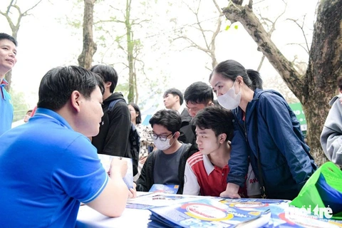Trường đại học Thương mại công bố điểm chuẩn xét tuyển học bạ từ 25 - 29,25 điểm- Ảnh 1. Học sinh tham dự Ngày hội tư vấn tuyển sinh - hướng nghiệp năm 2024 do báo Tuổi Trẻ phối hợp với các đơn vị tổ chức - Ảnh: NGUYÊN BẢO