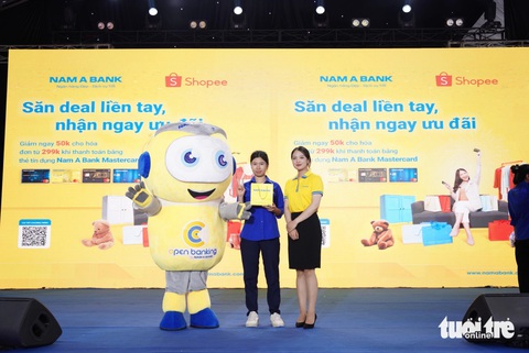 Sôi động các chương trình của Nam A Bank tại Lễ hội Không tiền mặt- Ảnh 5. Sắc vàng của Nam A Bank khuấy động Lễ hội Không tiền mặt từ sáng tới khuya - Ảnh: PHƯƠNG QUYÊN