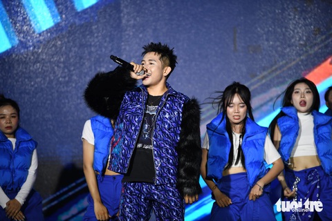 Rapper Ricky Star trình diễn hai ca khúc sôi động tại Lễ hội không tiền mặt - Ảnh: QUANG ĐỊNH Rapper Ricky Star trình diễn hai ca khúc sôi động tại Lễ hội Không tiền mặt - Ảnh: QUANG ĐỊNH