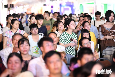 Có nhiều khán giả đến từ Thủ Đức, quận 12 đến cổ vũ cho thần tượng của mình - Ảnh: QUANG ĐỊNH Có nhiều khán giả từ Thủ Đức, quận 12 đến cổ vũ cho thần tượng của mình - Ảnh: QUANG ĐỊNH