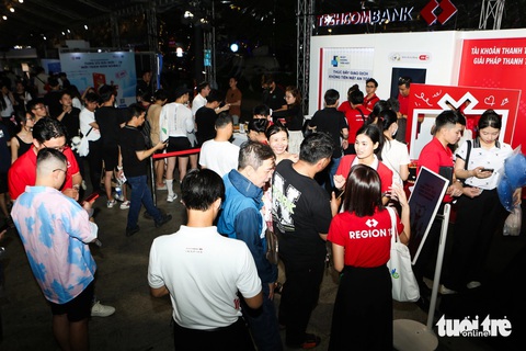 Càng về khuya, gian hàng của Techcombank càng đông đúc khách tham quan, trải nghiệm dịch vụ, chơi trò chơi - Ảnh: PHƯƠNG QUYÊN