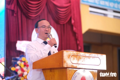 Thầy hiệu trưởng nhắn học sinh hãy 'tự cứu mình như Mị'- Ảnh 1. Thầy hiệu trưởng Nguyễn Hùng Khương (Trường THPT Ernst Thalmann , quận 1, TP.HCM) nhắn gửi đến 550 em học sinh lớp 12 - Ảnh: NGỌC PHƯỢNG