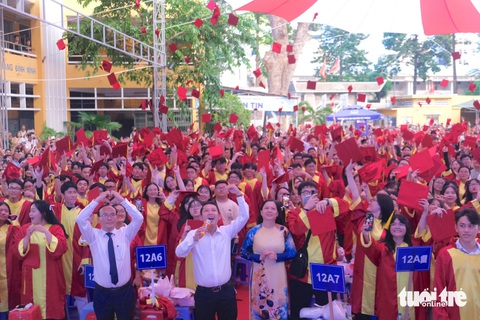 Thầy hiệu trưởng nhắn học sinh hãy 'tự cứu mình như Mị'- Ảnh 4. Các phụ huynh cùng thầy cô chứng kiến giây phút con em, học trò rời xa tuổi học trò bước vào chặng đường mới - Ảnh: NGỌC PHƯỢNG