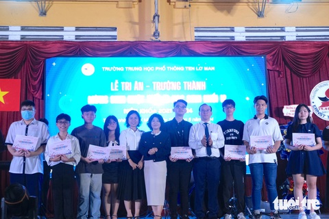 Thầy hiệu trưởng nhắn học sinh hãy 'tự cứu mình như Mị'- Ảnh 6. Trao 15 phần học bổng cho các em học sinh khó khăn - Ảnh: NGỌC PHƯỢNG