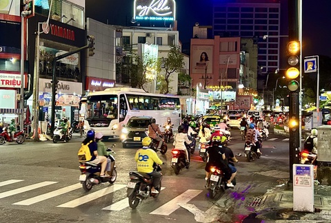 Bỏ đề xuất cấm tuyệt đối vượt đèn vàng- Ảnh 1. Đèn vàng tại giao lộ Lê Văn Sỹ - Trần Quang Diệu, quận 3, TP.HCM (ảnh chụp tối 14-6) - Ảnh: T.T.D.