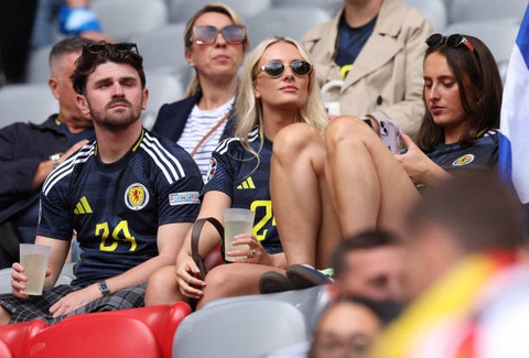 Cổ động viên háo hức trước trận khai mạc Euro 2024- Ảnh 4. Nhiều cổ động viên Scotland đã đến sân từ sớm - Ảnh: GETTY