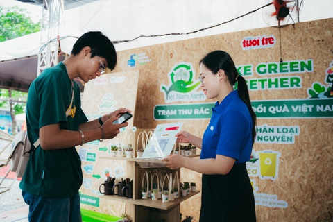 Rộn ràng mang rác đổi quà cùng Việt Nam Xanh tại Lễ hội Không tiền mặt- Ảnh 8. Bạn trẻ lan tỏa thông điệp “Make Green Together” - Ảnh: THANH HIỆP