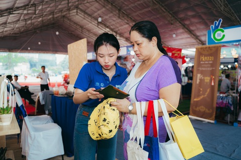 Rộn ràng mang rác đổi quà cùng Việt Nam Xanh tại Lễ hội Không tiền mặt- Ảnh 7. Người dân hào hứng, ủng hộ hoạt động vì môi trường tại gian hàng Việt Nam Xanh - Ảnh: THANH HIỆP