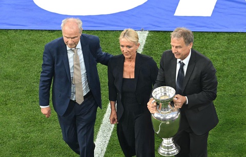 Lễ khai mạc Euro 2024 và tri ân Beckenbauer ngắn gọn, cảm xúc- Ảnh 1. Bà Heidi - vợ huyền thoại Beckenbauer cùng hai cựu danh thủ tuyển Đức Bernard Dietz (trái) và Jurgen Klinnsmann - Ảnh: REUTERS