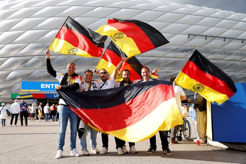 Cổ động viên háo hức trước trận khai mạc Euro 2024- Ảnh 1. Cổ động viên Đức cuồng nhiệt trước sân vận động Allianz Arena - Ảnh: REUTERS
