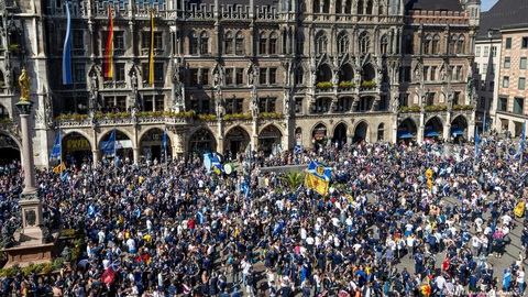 Lễ khai mạc Euro 2024 và tri ân Beckenbauer ngắn gọn, cảm xúc- Ảnh 11. Quảng trường Marienplatz đông nghịt người trước lễ khai mạc Euro 2024 - Ảnh: DPS