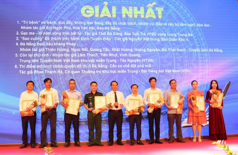 Báo Tuổi Trẻ đoạt giải nhất Giải Báo chí thành phố Đà Nẵng với loạt bài về Gạc Ma- Ảnh 1. Ông Nguyễn Đình Vĩnh, phó bí thư Thành ủy Đà Nẵng, trao giải nhất cho các tác giả - Ảnh: BÌNH PHÚ