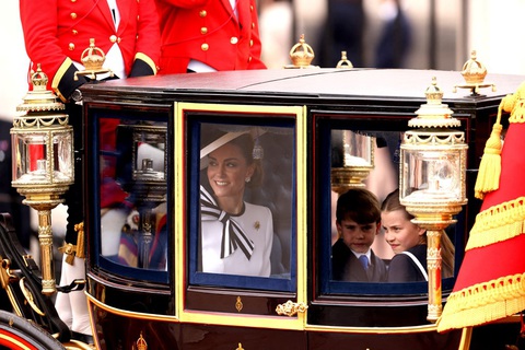 Công nương Kate Middleton tại Cung điện Buckingham ngày 15-6, đánh dấu lần đầu tiên bà xuất hiện trước công chúng sau nhiều tháng điều trị ung thư - Ảnh: SKYNEWS Công nương Kate Middleton xuất hiện cùng các con trên xe ngựa trong sự kiện diễu hành ngày 15-6. Đây là lần đầu tiên bà xuất hiện trước công chúng sau nhiều tháng điều trị ung thư - Ảnh: SKYNEWS