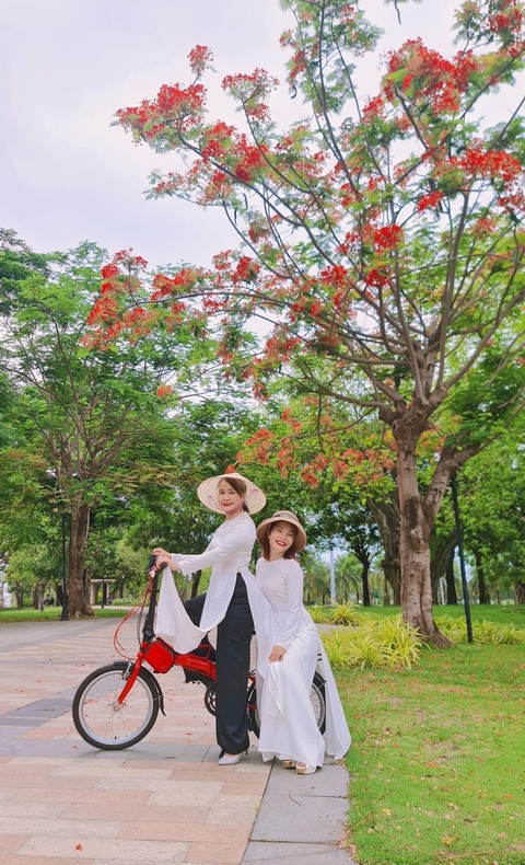 Sống những ngày nghỉ hưu rực rỡ- Ảnh 1. Màu áo của thời thanh xuân dưới mái trường xưa của các chị hưu trí - Ảnh: NVCC