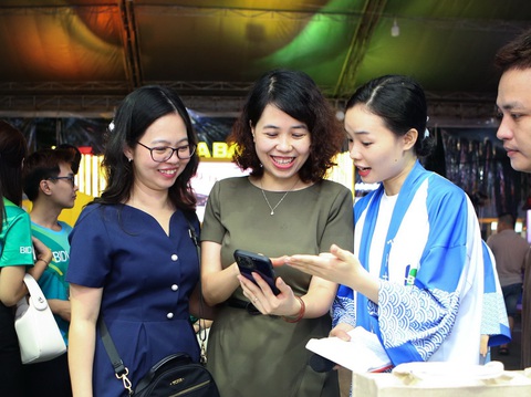 Ứng dụng AI bảo mật giao dịch không tiền mặt- Ảnh 4. Khách hàng được tư vấn mở thẻ ngân hàng tại lễ khai mạc - Ảnh: PHƯƠNG QUYÊN