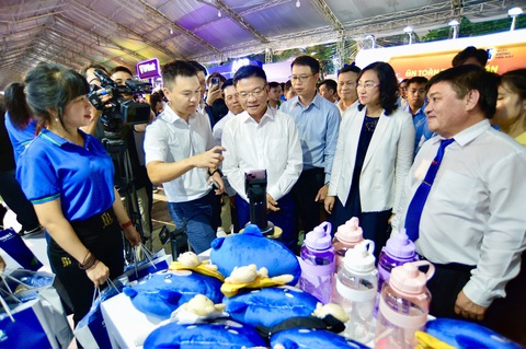 Học nhiều kỹ năng bảo mật ở Lễ hội không tiền mặt- Ảnh 1. Phó thủ tướng Lê Thành Long và các đại biểu xem thanh toán bằng công nghệ xác thực sinh trắc học tại gian hàng NAPAS - Ảnh: Q.ĐỊNH