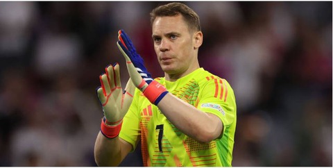Lý do Neuer quay lại phòng thay đồ trước trận mở màn Euro 2024- Ảnh 1. Thủ môn Manuel Neuer bị trọng tài buộc phải thay áo trước trận đấu với Scotland - Ảnh: Getty