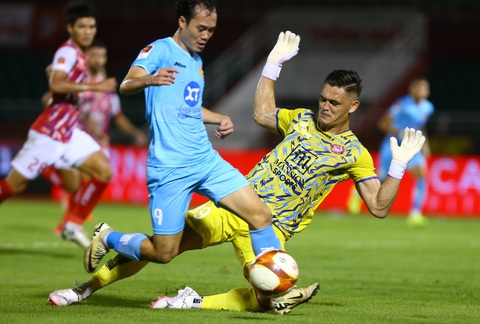 Rafaelson cứu CLB Nam Định thoát thua CLB TP.HCM- Ảnh 2. Patrik không thể giữ sạch lưới trước Nam Định - Ảnh: QUANG THỊNH