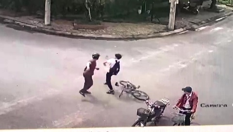 Phụ huynh chặn đường đánh học sinh ở Quảng Ngãi bị tuyên 2 năm tù treo- Ảnh 1. Cảnh ông Phan Thượng Mỹ đánh cháu L.G.K. - Ảnh: Cắt từ camera nhà dân