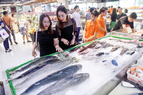 Thực phẩm cao cấp ngày càng... bình dân- Ảnh 1. Hải sản nhập khẩu được bán trong siêu thị tại quận 7, TP.HCM - Ảnh: QUANG ĐỊNH