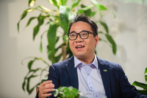 Đi cùng thương hiệu: Tận dụng AI trong xây dựng và phát triển thương hiệu- Ảnh 1. CMO Võ Đặng Phát - Giám đốc Marketing và Truyền thông Tập đoàn FPT chia sẻ trong talkshow 'Đi cùng thương hiệu' mùa 2 - Ảnh: QUANG ĐỊNH