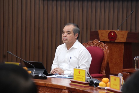 Vì sao Quảng Ngãi tính kiện nhà thầu để đòi nợ tạm ứng?- Ảnh 2. Ông Trần Hoàng Tuấn, phó chủ tịch UBND tỉnh Quảng Ngãi, đã ký văn bản đề nghị Sở Giao thông vận tải và Ban Giao thông phối hợp, xem xét khởi kiện nhà thầu - Ảnh: TRẦN MAI